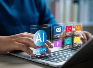 Principiante nel settore delle criptovalute che impara i fondamenti della negoziazione automatica tramite intelligenza artificiale