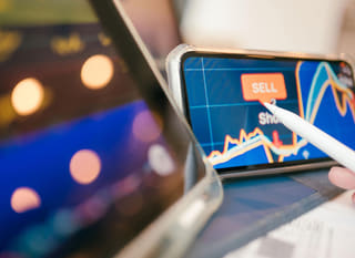 Operatore finanziario che esamina possibilità di trading su Bitcoin, Ethereum e mercato valutario